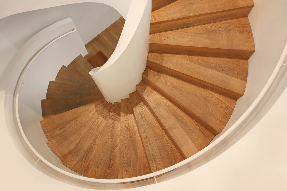 Drvo, pločice ili vinil – šta je najbolji izbor za stepenište?