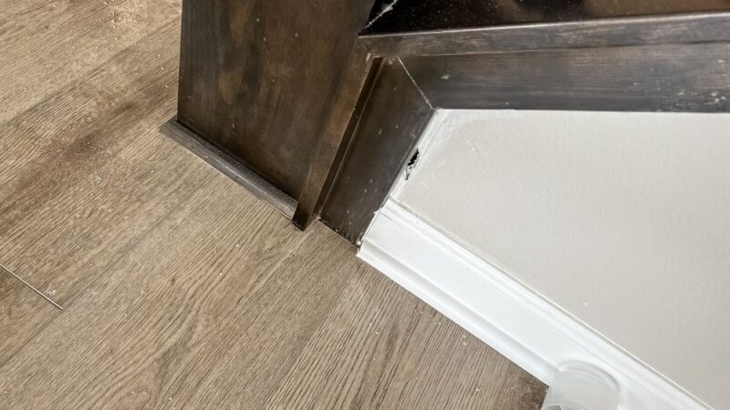 Stepenice obložene vinilom sa imitacijom drveta u enterijeru