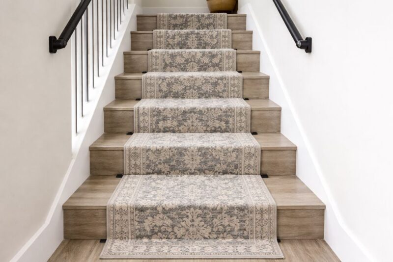 Stepenište sa vinil oblogom i dekorativnom tepih stazom